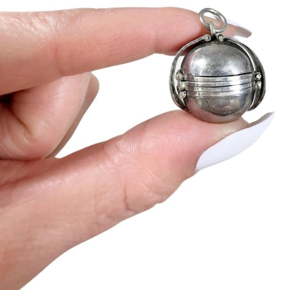 Vintage 1950’s S.Slvr Snitch Orb Family Locket - Picture 1 of 11